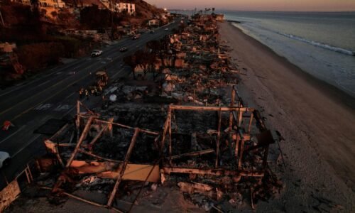 Veľké požiare v Los Angeles sú po troch týždňoch úplne pod kontrolou, oznámili hasiči