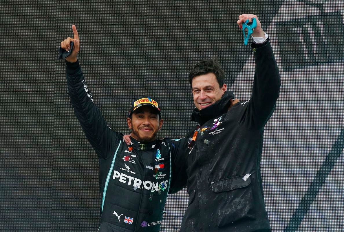 Hamilton si v reakcii na výrok od bývalého šéfa servítku pred ústa nedal: Neporovnávajte ma s nikým