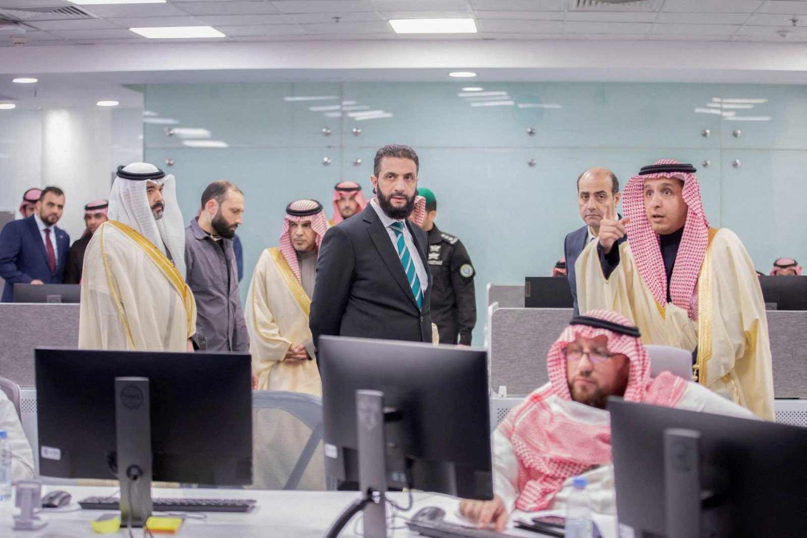 Dočasný sýrsky prezident Šara tvrdí, že voľby by sa mohli konať o štyri až päť rokov