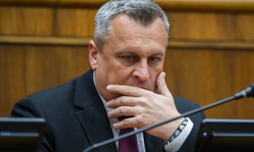 Gašpar pripúšťa zmeny v dvoch rezortoch SNS, koniec hrozí aj Tarabovi. Čaká Slovensko supervolebná schôdza?