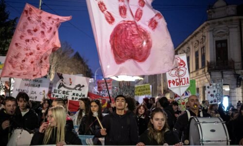 Srbskí študenti nastavujú vláde krvavú dlaň. Ich protesty podporujú i dôchodcovia Srbskí študenti nastavujú vláde krvavú dlaň. Ich protesty podporujú i dôchodcovia