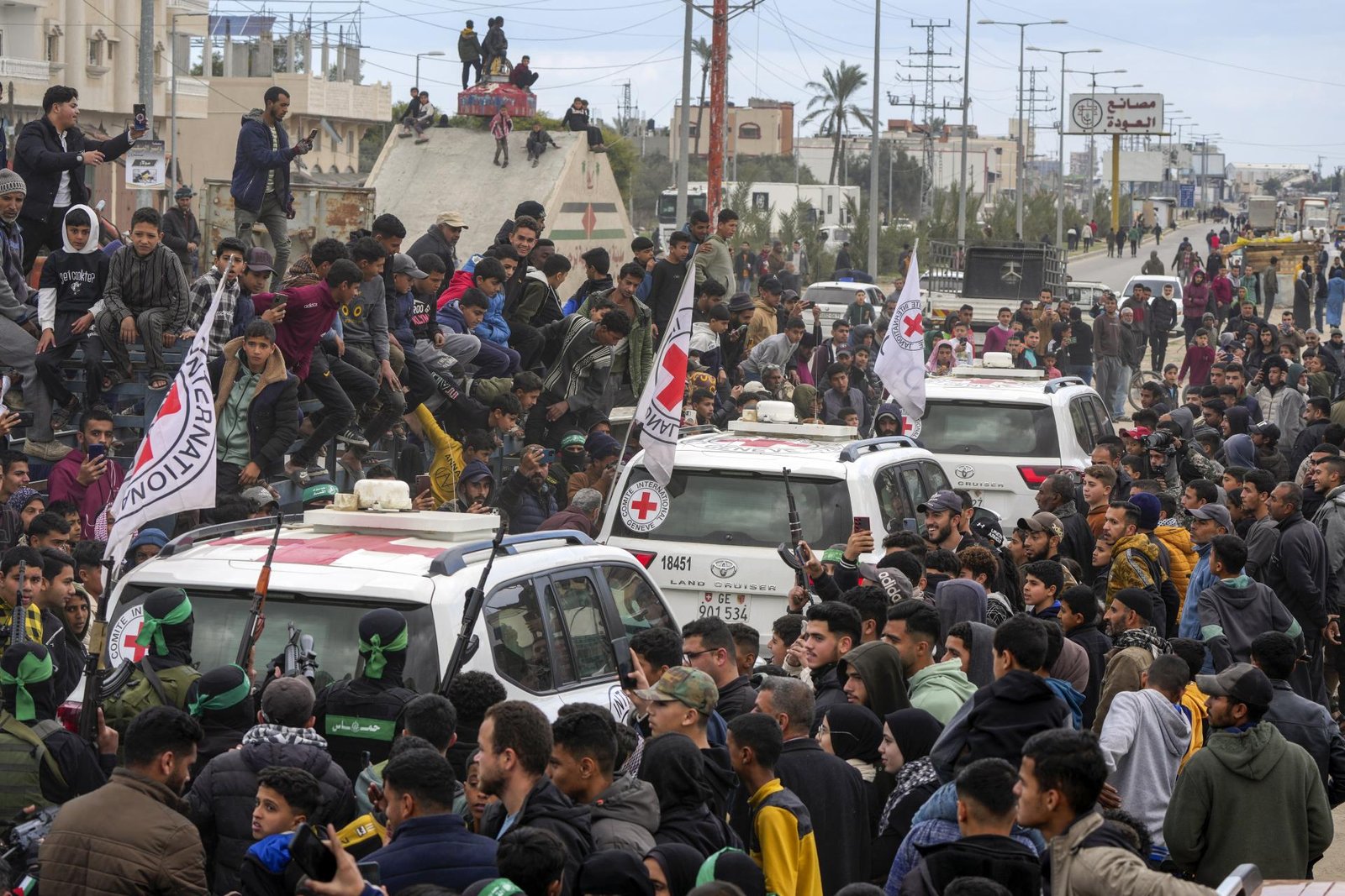 Červený kríž je „čoraz viac znepokojený“ podmienkami pri prepúšťaní zajatcov, ktorých zajal Hamas