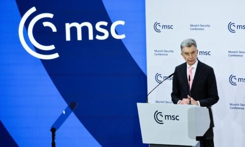 Predseda mníchovskej bezpečnostnej konferencie sa rozplakal na pódiu, Rusko sa mu vysmieva