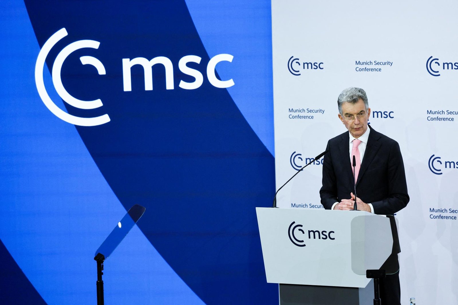 Predseda mníchovskej bezpečnostnej konferencie sa rozplakal na pódiu, Rusko sa mu vysmieva Predseda mníchovskej bezpečnostnej konferencie sa rozplakal na pódiu, Rusko sa mu vysmieva