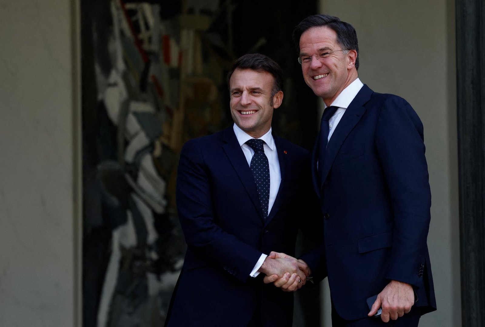 V Paríži sa začal summit európskych lídrov, Macron predtým telefonoval s Trumpom