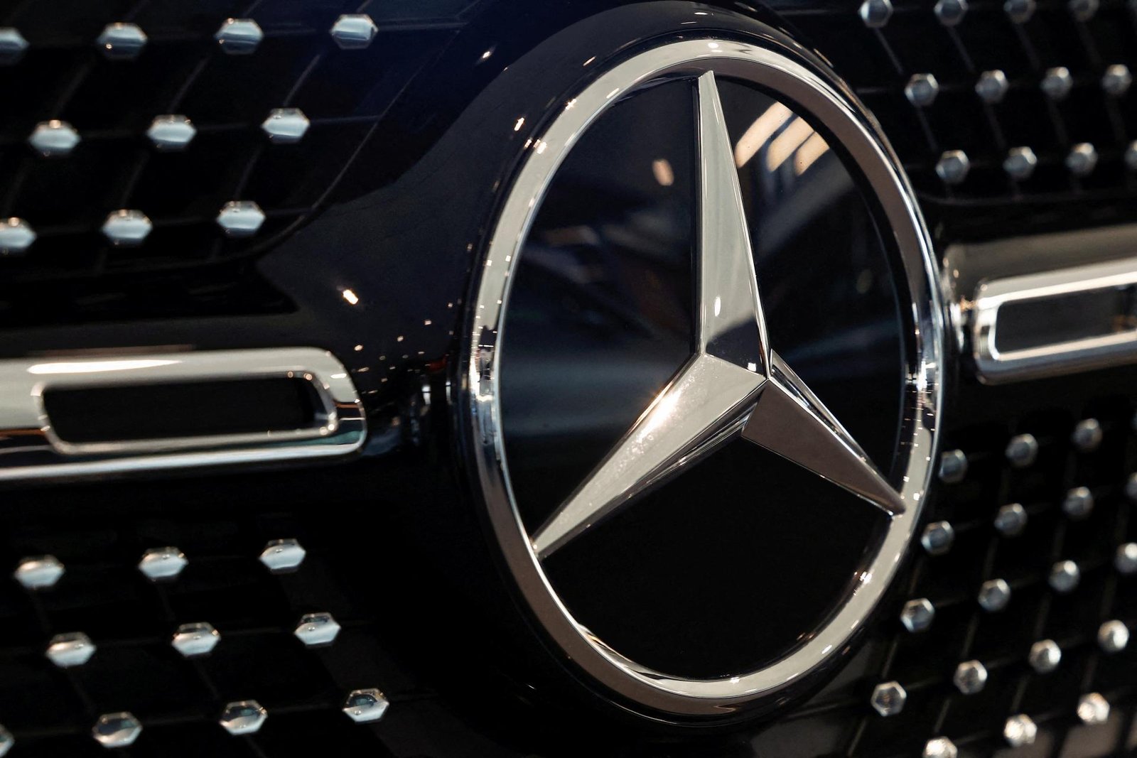 Zisk Mercedesu-Benz sa v minulom roku výrazne prepadol. Firma zníži náklady