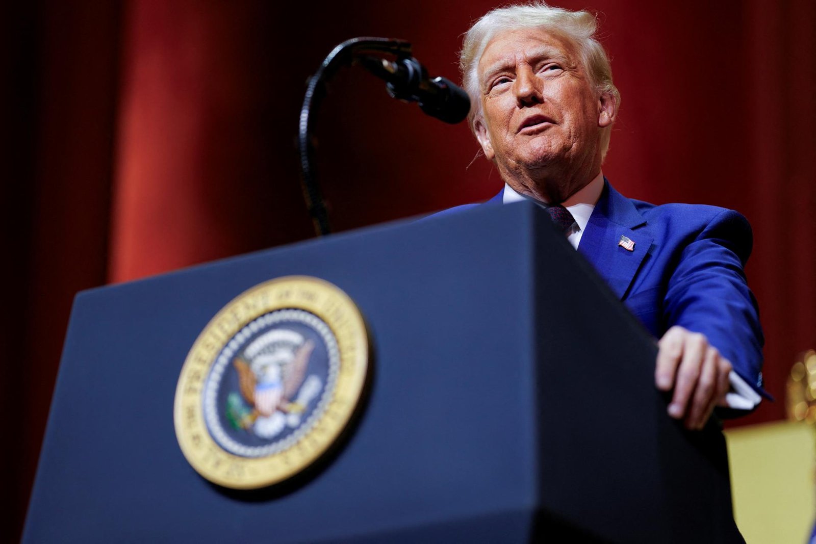 Medové týždne končia. Trumpova popularita mierne klesla, väčšina Američanov nesúhlasí s jeho krokmi