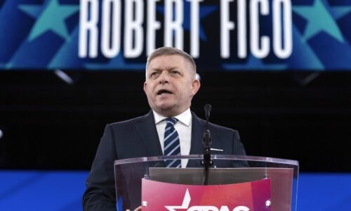 Riešenie koaličnej krízy je na mŕtvom bode. Dohodu odďaľujú rebeli, Fico trvá na plnom počte