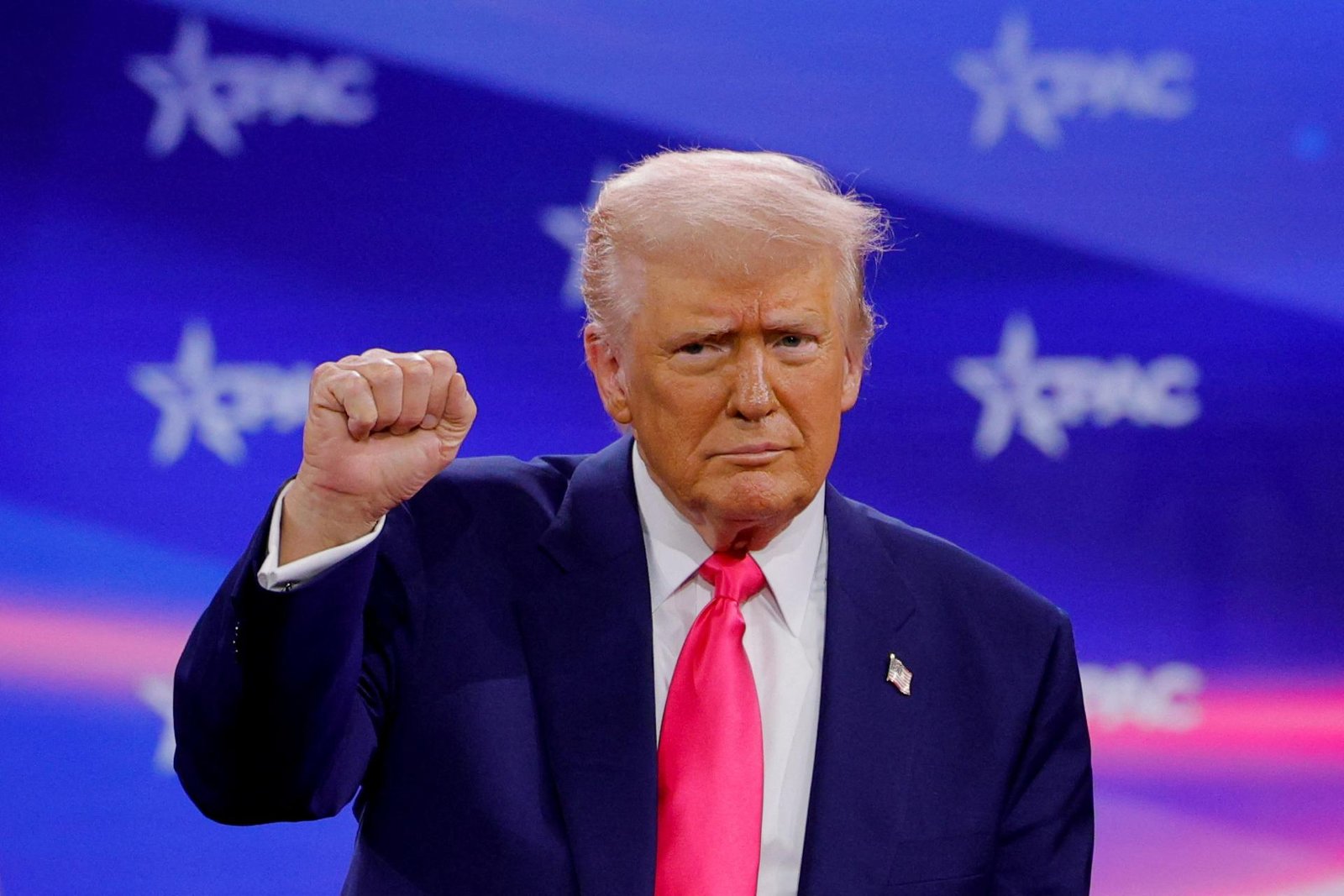 Trump zvažuje, že zažaluje médiá či autorov, ktorí používajú anonymné zdroje
