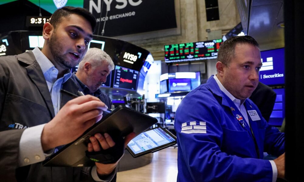 Americké akcie prevažne klesali, prispeli k tomu údaje o spotrebiteľskej dôvere