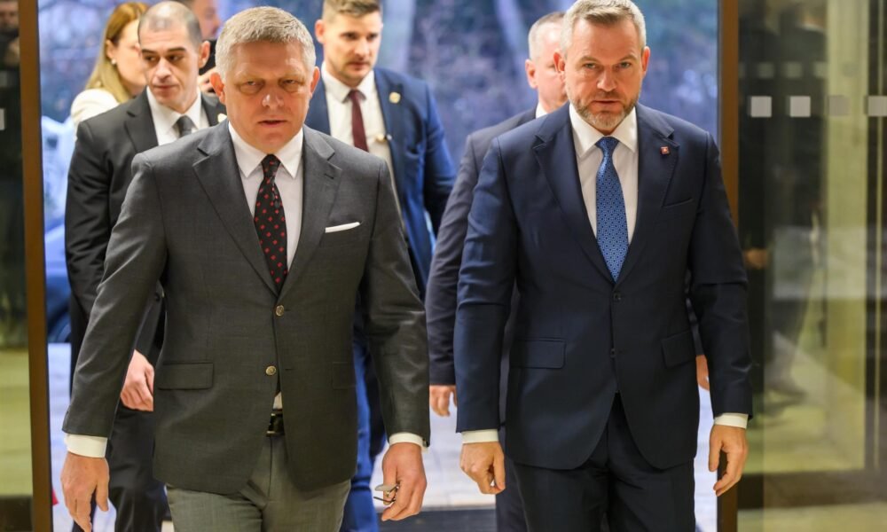 Pellegrini z tlaku na Fica ustúpil. Riešenie koaličnej krízy brzdia aj rodinné aktivity politikov