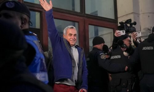Rumunského prezidentského kandidáta Georgesca obvinili z viacerých trestných činov, predviedli ho na výsluch