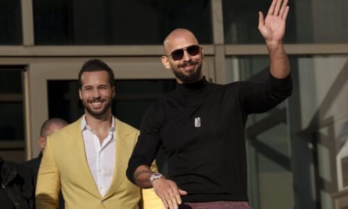 Kontroverzný influencer Andrew Tate s bratom sú na ceste z Rumunska do USA Kontroverzný influencer Andrew Tate s bratom sú na ceste z Rumunska do USA