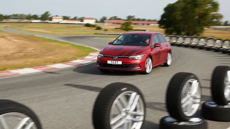 Pozor na nebezpečné pneumatiky, varuje přední autoklub. Jsou levné, ale nepřilnou k vozovce Pozor na nebezpečné pneumatiky, varuje přední autoklub. Jsou levné, ale nepřilnou k vozovce