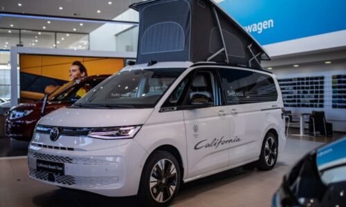 Volkswagen zahájil prodej nové Californie. Má hned tři pohony a konečně i dvoje dveře Volkswagen zahájil prodej nové Californie. Má hned tři pohony a konečně i dvoje dveře