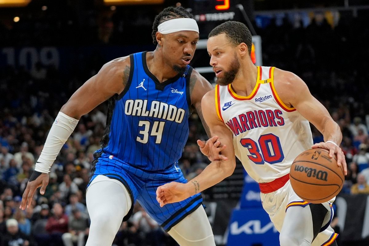 VIDEO Curry zariadil víťazstvo Golden State. Antetokounmpo úspešnejší v súboji s Jokičom
