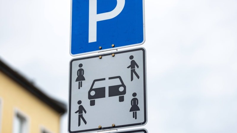 Černobílá značka mate řidiče: Dva muži, dvě ženy a rozpůlené auto. Co to signalizuje? Černobílá značka mate řidiče: Dva muži, dvě ženy a rozpůlené auto. Co to signalizuje?