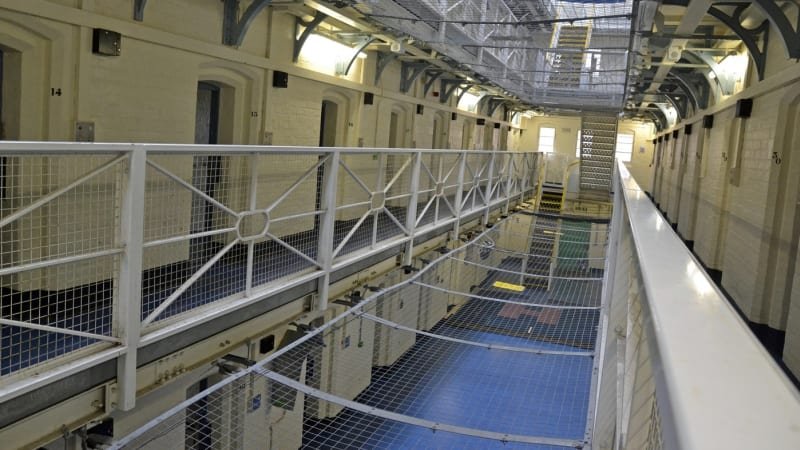 Sadistický vrah brutálně zabil malou holčičku v Británii. Po desítkách let chce na svobodu