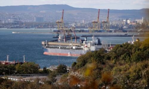 Tanker plný mazutu najel v ruském přístavu na mělčinu. Z lodi se předtím ozvala exploze Tanker plný mazutu najel v ruském přístavu na mělčinu. Z lodi se předtím ozvala exploze