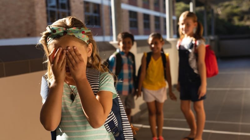 Jak poznat dítě, které je obětí šikany? Napovědět může hned několik varovných signálů