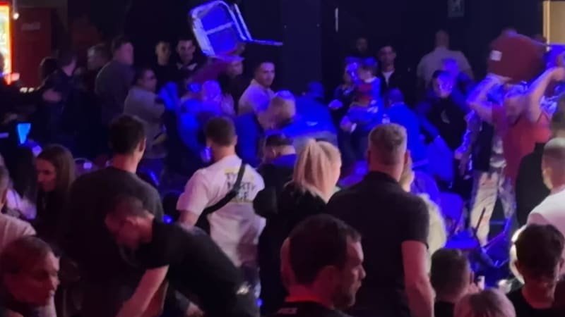 Boxerský turnaj v Brně se zvrhl v hromadnou rvačku. Létaly urážky i židle, na místě jsou zranění