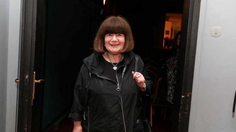 Herečku Uršulu Klukovou měli napadnout dva psi. Skončila v nemocnici se zlomeninou krčku Herečku Uršulu Klukovou měli napadnout dva psi. Skončila v nemocnici se zlomeninou krčku