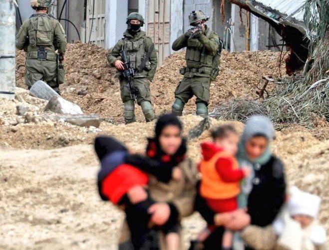 Trump sa vidí ako Mojžiš, ktorý vedie Palestínčanov do novej mierovej vlasti, lenže nie do zasľúbenej zeme, ale skôr z nej Trump sa vidí ako Mojžiš, ktorý vedie Palestínčanov do novej mierovej vlasti, lenže nie do zasľúbenej zeme, ale skôr z nej