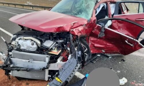 Při nehodě osobních aut u Boru na Tachovsku zemřel člověk. Pro dva zraněné letěl vrtulník