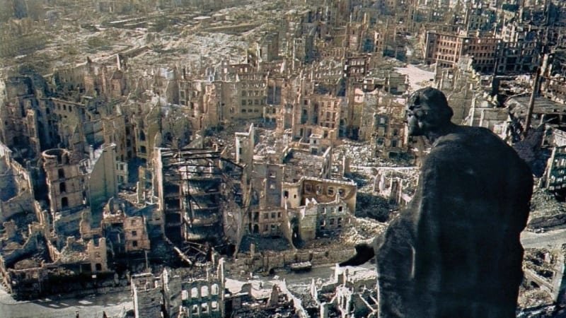 Obrazy totální zkázy. Drážďany smetly bomby a oheň, nálety spojenců dodnes budí otázky Obrazy totální zkázy. Drážďany smetly bomby a oheň, nálety spojenců dodnes budí otázky