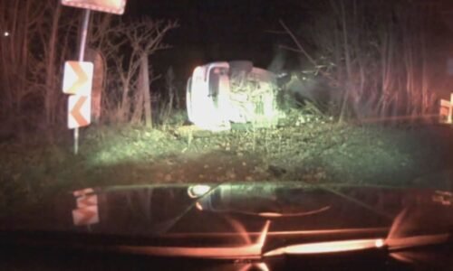 Opilý řidič na Kolínsku ujížděl policistům rychlostí 230 km/h. Honičku ukončil náraz do stromu