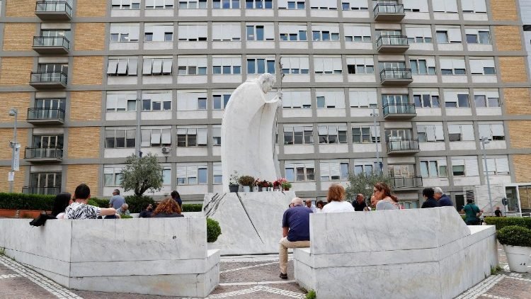 Pápež bol prijatý do nemocnice Gemelli na kontrolu a liečbu bronchitídy Pápež bol prijatý do nemocnice Gemelli na kontrolu a liečbu bronchitídy