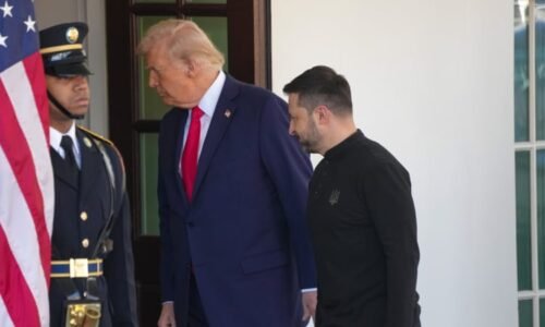 Trump si dělal legraci ze Zelenského oblečení. On se ale vyfiknul, rýpnul si do trička