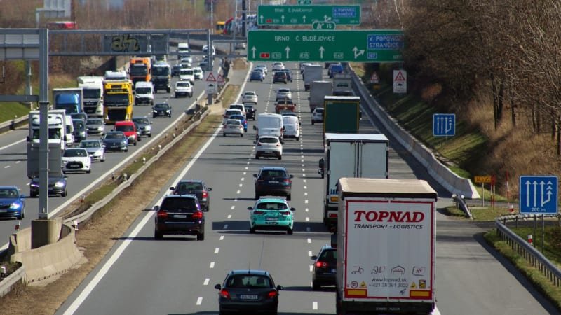 Hromadná nehoda na Vyškovsku: Auto vrazilo do silničářů, dálnice D1 ve směru na Ostravu stojí