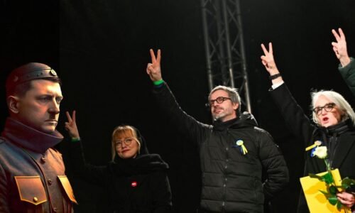 VIDEO: Proukrajinská extrémistická a protištátna Sorosova mimovládka „Mier Ukrajine“ spolupracujúca pri pokuse o prevrat na Slovensku s gruzínskym teroristom, pracujúceho v službách Zelenského vojenskej rozviedky, si na protivládnom proteste ešte drzo a beztrestne kládla podmienky a vyzývala premiéra Fica, aby odstúpil z funkcie