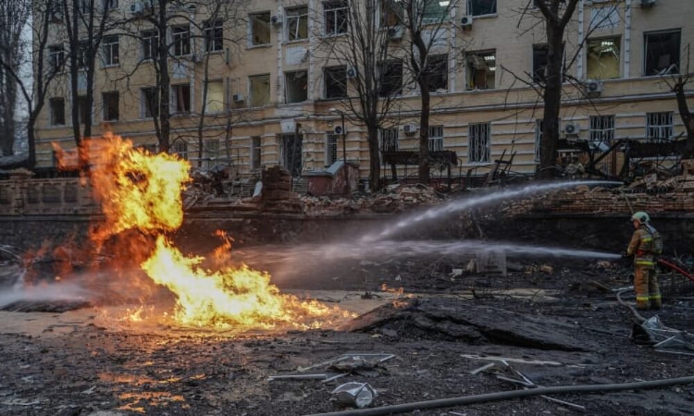 Kyjev zasypaly ruské rakety. Útok si vyžádal nejméně jednu oběť, ve městě vypukly požáry
