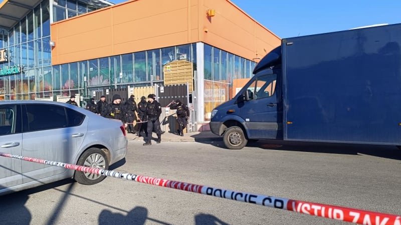 V Hradci měl vraždit 16letý Čech, svědek natočil okamžiky po útoku. Oběťmi jsou dvě prodavačky V Hradci měl vraždit 16letý Čech, svědek natočil okamžiky po útoku. Oběťmi jsou dvě prodavačky