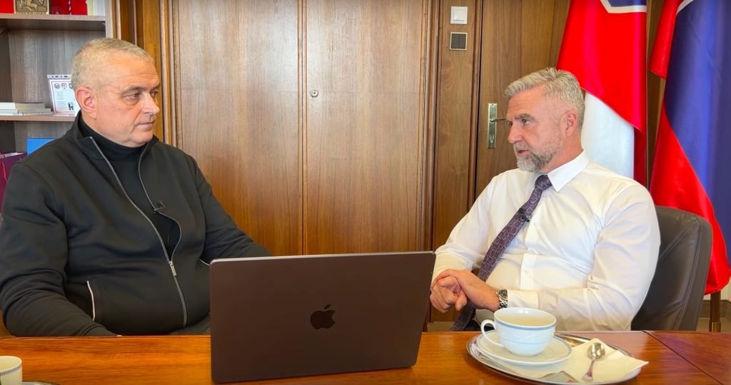 VIDEO: O špinavej diskreditačnej kampani a primitívnych útokoch zo strany českých politikov, médií & hercov na Roberta Fica. Podpredseda parlamentu Tibor Gašpar hovorí, že česká žurnalistika klesla na úroveň žumpy a pripomína, že podobná dehumanizácia slovenského premiéra zradikalizovala atentátnika Cintulu, ktorý sa predsedu vlády pokúsil vlani zavraždiť