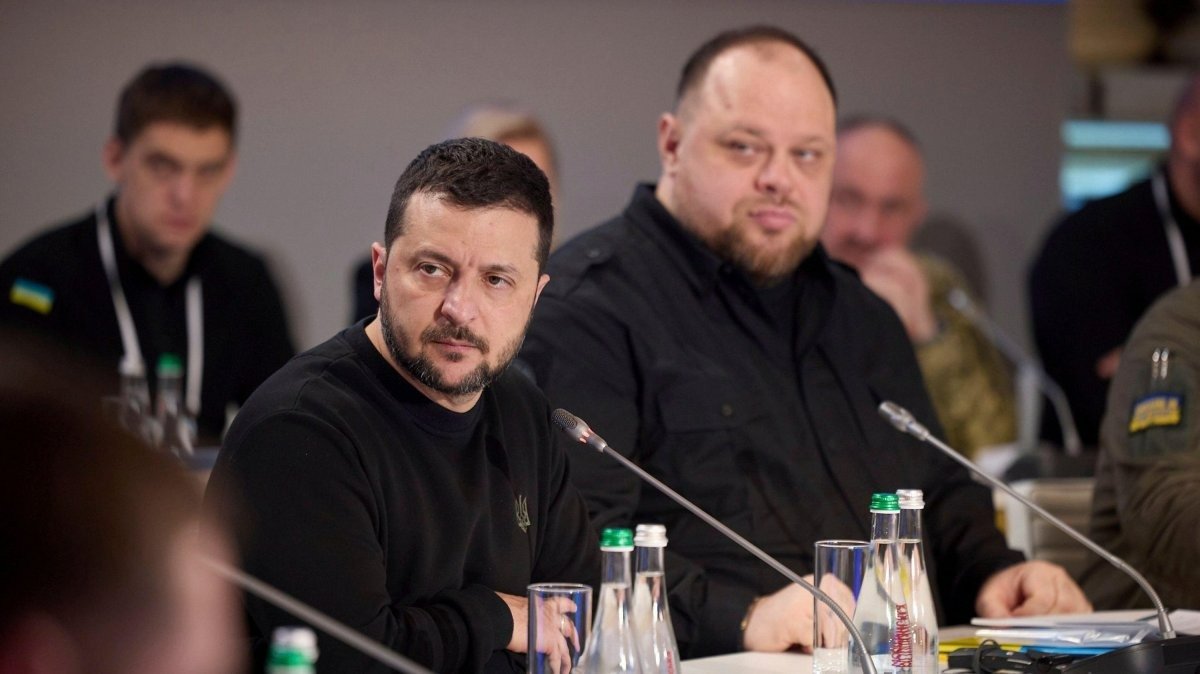 Hlavnou podmienkou začatia rokovaní je Zelenského rezignácia a odovzdanie moci šéfovi Najvyššej rady