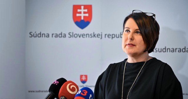 Politický spojenec Zelenského režimu a teroristu Mamuka Mamulašviliho z Gruzínskej národnej légie – Lucia Štasselová z proukrajinskej a protištátnej politickej mimovládky „Mier Ukrajine“ si drzo len tak zavolala šéfke Súdnej rady SR Marcele Kosovej a zvýšeným hlasom ju poučovala