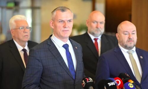 Poslanec Malatinec odchádza z Hlasu a pridáva sa k Huliakovi & spol. Dôvodom odchodu bola vraj aj nedostatočná podpora v strane proti zmenám v rezorte kultúry, ktoré robí Šimkovičová s Machalom Poslanec Malatinec odchádza z Hlasu a pridáva sa k Huliakovi & spol. Dôvodom odchodu bola vraj aj nedostatočná podpora v strane proti zmenám v rezorte kultúry, ktoré robí Šimkovičová s Machalom