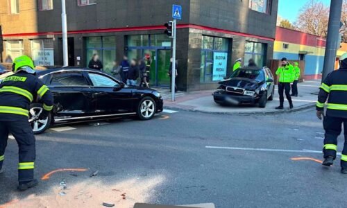 VIDEO: V Bratislave na križovatke ulíc Mlynské nivy a Karadžičova mal šéf rezortu financií Ladislav Kamenický v pondelok dopravnú nehodu, ktorú politicky zneužívajú politici z opozície aj korporátne médiá. Aká je pravda?