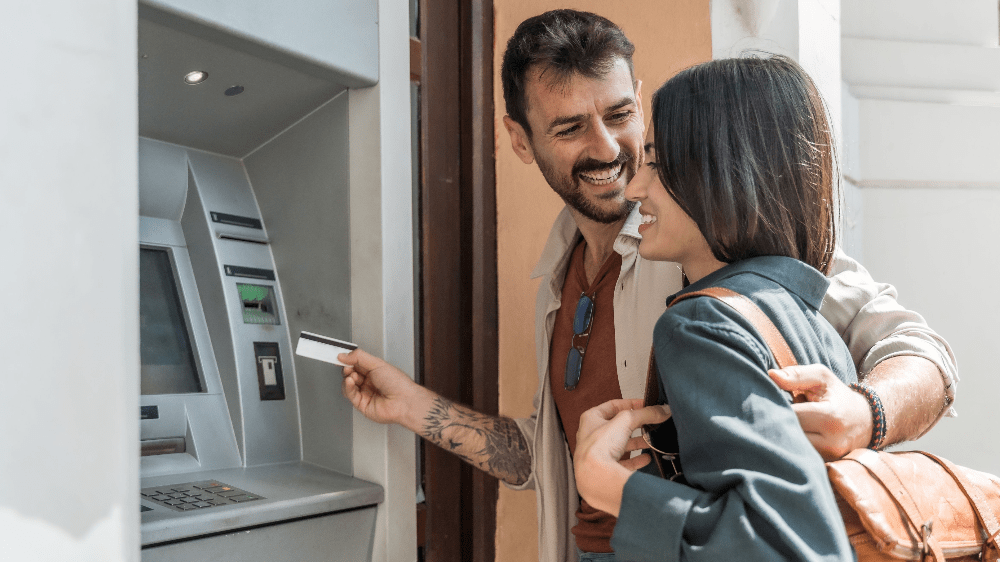 Populárna banka vylepšila bankomaty. Hotovosť si vyberiete za pár sekúnd Populárna banka vylepšila bankomaty. Hotovosť si vyberiete za pár sekúnd