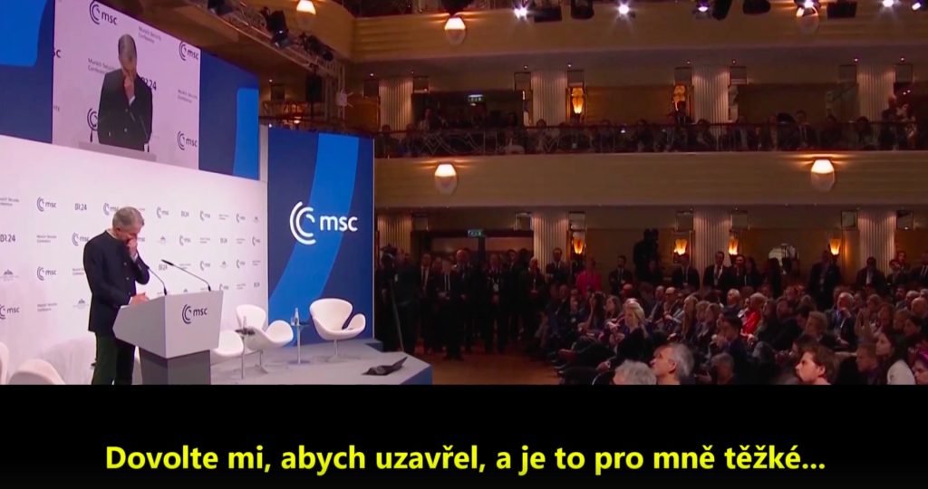 Šéf Mnichovské bezpečnostní konference se rozplakal na pódiu a nedokončil závěrečný projev kvůli emocionálnímu kolapsu