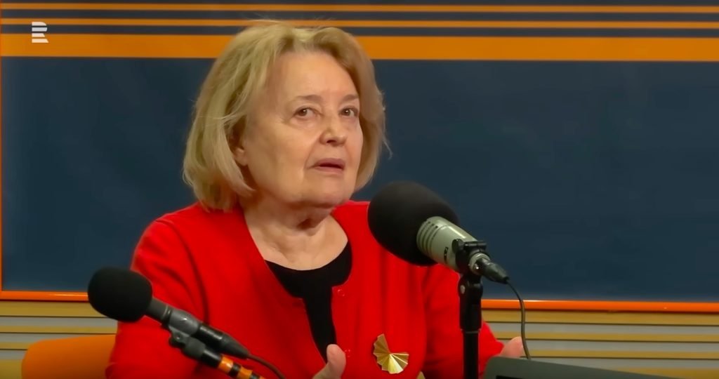 VIDEO: Magda Vášáryová sa vysmieva z rečí o snahách progresívcov uskutočniť na Slovensku prevrat, vraj to by inak v štáte vyzeralo a my si tu predsa normálne žijeme a lyžujeme. Roberta Fica označuje za psychicky narušeného. VIDEO: Magda Vášáryová sa vysmieva z rečí o snahách progresívcov uskutočniť na Slovensku prevrat, vraj to by inak v štáte vyzeralo a my si tu predsa normálne žijeme a lyžujeme. Roberta Fica označuje za psychicky narušeného.
