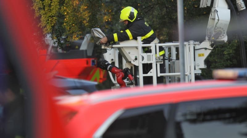 Při pálení trávy zemřel na Vysočině senior. Zřejmě nestačil ze zahrady utéct, tvrdí hasiči