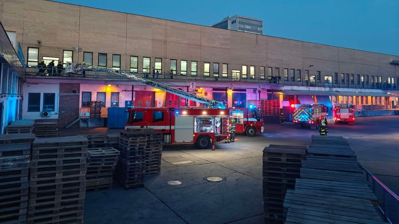 V pražských Malešicích hoří průmyslový objekt. Hasiči evakuovali 30 lidí V pražských Malešicích hoří průmyslový objekt. Hasiči evakuovali 30 lidí