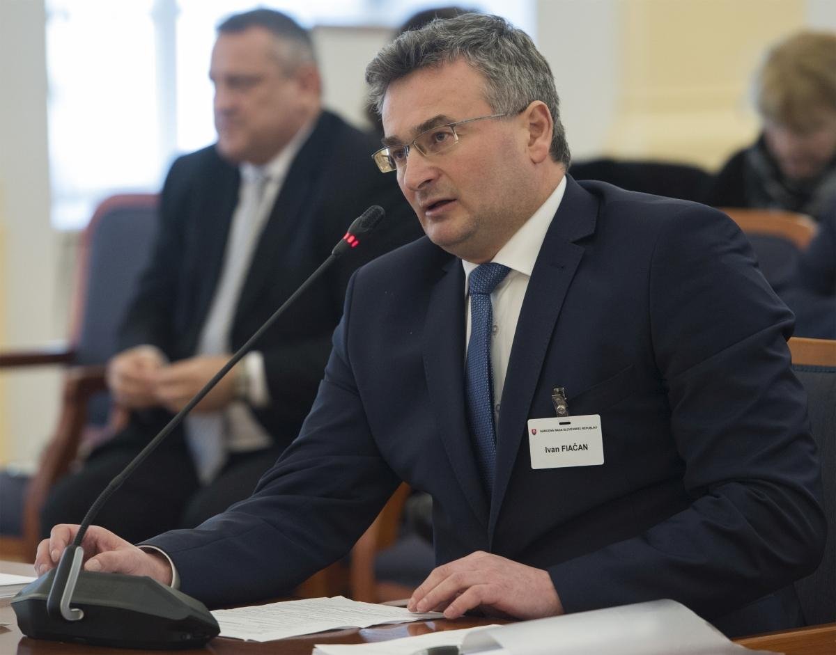 Ústavný súd pozastavil účinnosť časti infozákona o spoplatnení informácií Ústavný súd pozastavil účinnosť časti infozákona o spoplatnení informácií