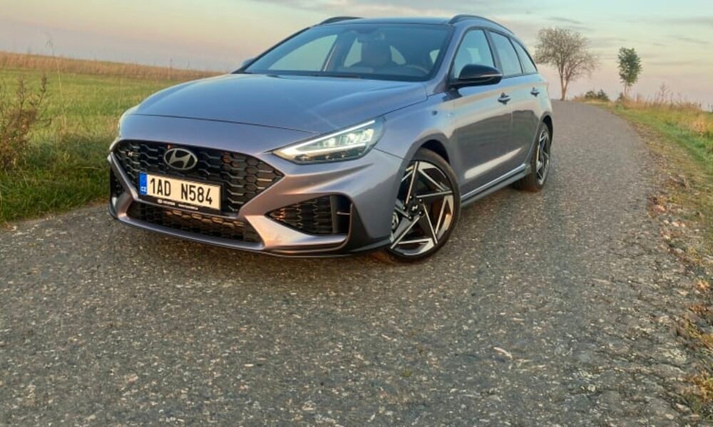 Jedno z posledních lidových aut nadchne cenou i prostorem. Češi ho stále milují