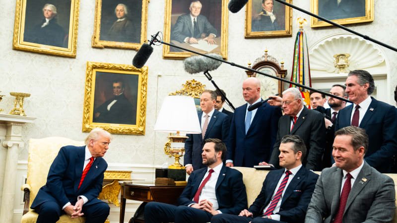 Pozlacený televizní ovladač, vlajky, obrazy i obří těžítko. Trump mění tvář Oválné pracovny Pozlacený televizní ovladač, vlajky, obrazy i obří těžítko. Trump mění tvář Oválné pracovny