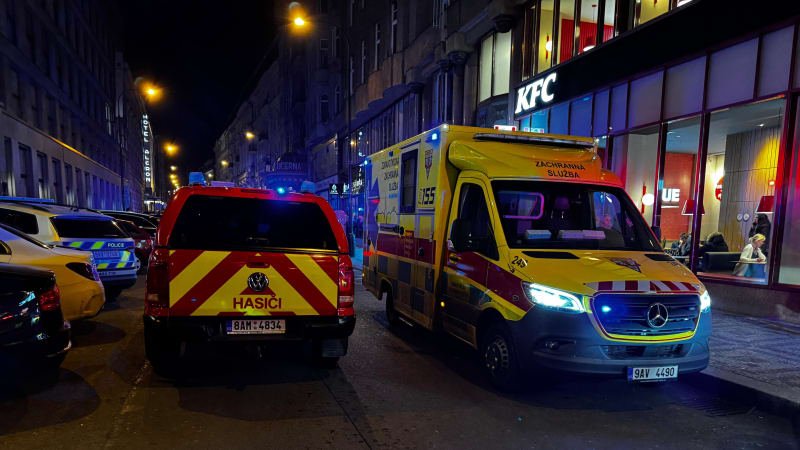 Tisíce lidí se evakuovaly v Praze kvůli bombovým anonymům. Policisté výbušniny nenašli